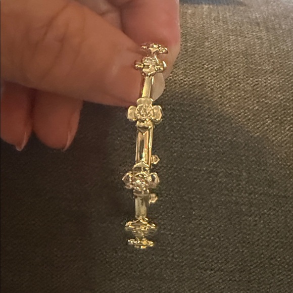 Kendra Scott Gold Flower Hoop Earrings - Picture 3 of 4